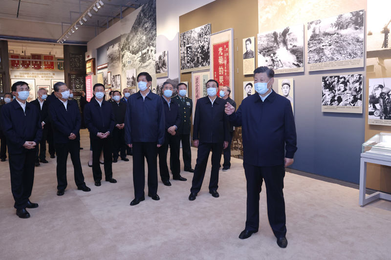 10月19日,黨和國家領導人習近平、李克強、栗戰書、汪洋、王滬寧、趙樂際、韓正、王岐山等在中國人民革命軍事博物館參觀“銘記偉大勝利 捍衛和平正義——紀念中國人民志愿軍抗美援朝出國作戰70周年主題展覽”。 新華社記者 鞠鵬 攝